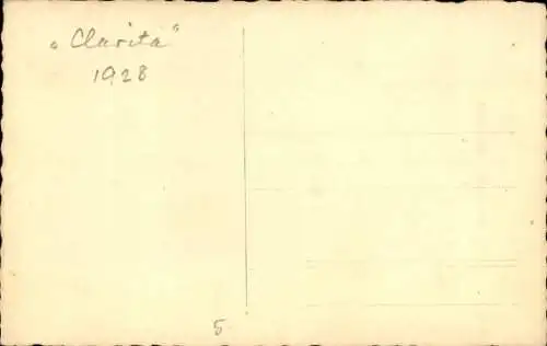 Foto Ak Segelboot, Segelschiff, Kriegsschiff im Hintergrund, Clarita