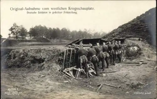 Ak Westlicher Kriegsschauplatz, Deutsche Soldaten in gedeckter Feldstellung
