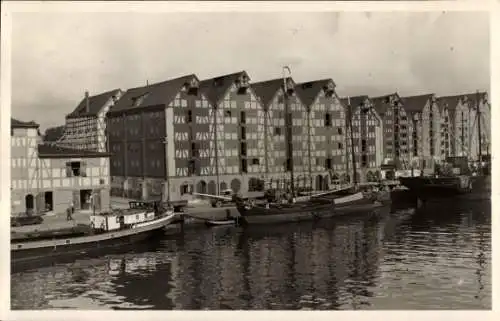 Ak Kaliningrad Königsberg Ostpreußen, Alte Speicher, Wasserfront, historische Gebäude, Boote i...
