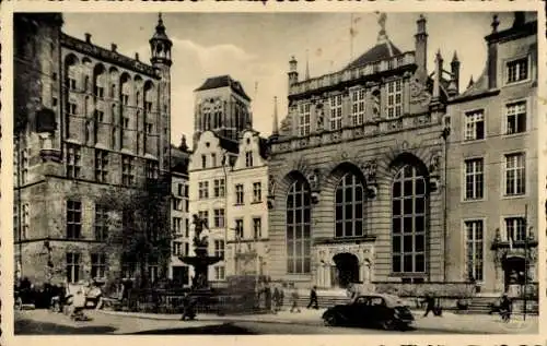 Ak Gdańsk Danzig, Blick auf den Artushof und Neptunbrunnen, Passanten, Rathaus