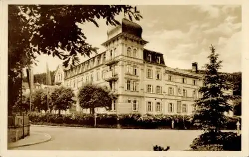 Ak Friedrichroda im Thüringer Wald, FDGB-Ferienheim Hermann-Danz, Gebäude mit Türmen, Bäume, S...