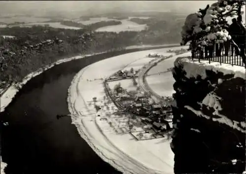 Ak Bad Schandau Sächsische Schweiz, Vogelperspektive auf schneebedeckte Landschaft, Fluss mit ...