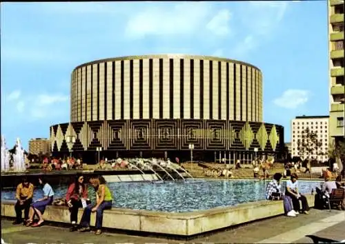 Ak Dresden Altstadt Friedrichstadt, Filmtheater Prager Straße, modernes Gebäude, Wasserbecken,...