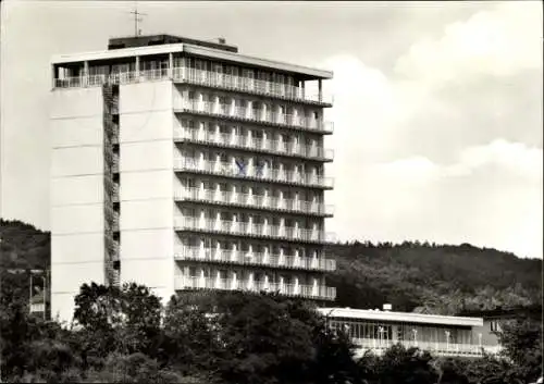 Ak Insel Rügen, Hochhaus mit Balkonen, Hotel, Bäume, Wolken