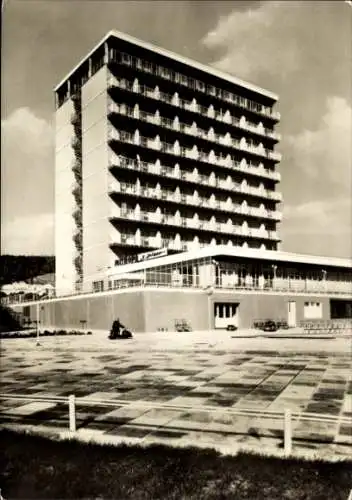 Ak Sassnitz auf Rügen, Hohe Hotelgebäude, moderne Architektur, schöner Tag, Rasenflächen
