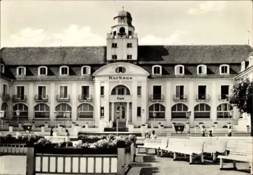 Ak Seebad Binz auf Rügen, Kurhaus, Café, schwarz-weißes Bild, viele Bäume und Bänke