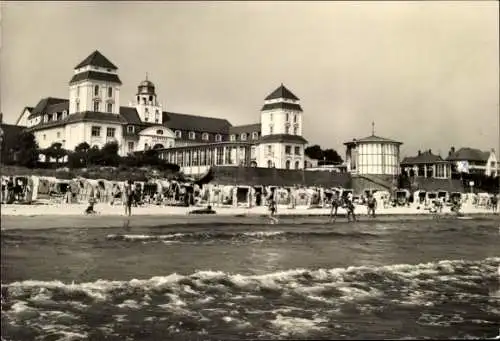 Ak Seebad Binz auf Rügen, Strandansicht, viele Urlauber, historisches Gebäude, Wellen, Sonnens...