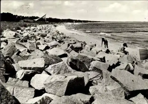Ak Glowe auf Rügen, Strand, Badegäste, Küstenschutzsteine