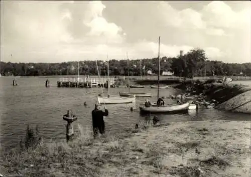 Ak Lietzow auf  Rügen, Schiffahrt, Boote am Wasser, Menschen auf dem Ufer