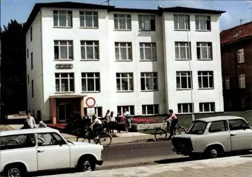 Ak Ostseebad Kühlungsborn, Erholungsheim Franz Frank, Gebäude mit Menschen und Autos, Fahrräder
