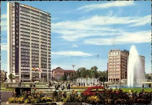 Ak Hansestadt Wismar, Hochhäuser TELEFUNKEN, Brunnen, Blumenbeete, Auto, blauer Himmel