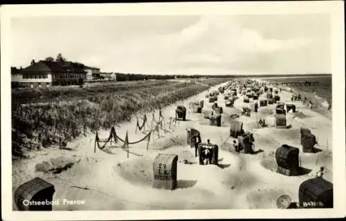 Ak Ostseebad Prerow auf dem Darß, Landschaft mit Strandkörben, Ostseebad  Hotel im Hintergrund