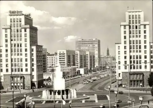 Ak Berlin Friedrichshain, Fountain, Straßenansicht, Gebäude, Strausberger Platz, viele Autos