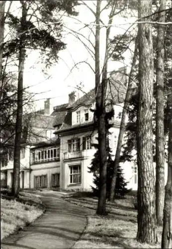 Ak Neu Fahrland Potsdam, Kliniksanatorium „Heinrich Heine“, Hauptgebäude, Bäume, Weg