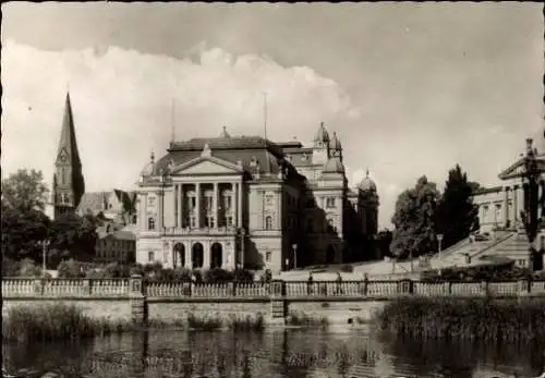 Ak Schwerin in Mecklenburg, Theater, Architektur, Wasser, Wald, Stadtansicht