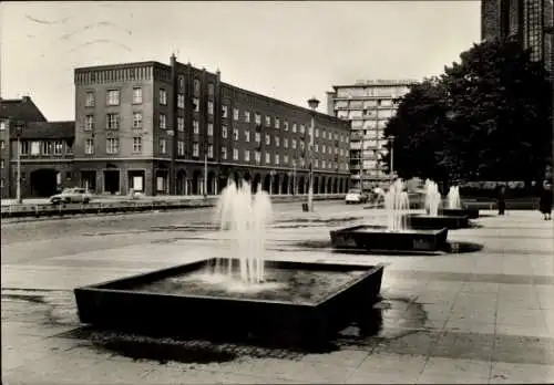 Ak Hansestadt Rostock, Brunnen, Gebäude, Lange Straße, Stadtansicht