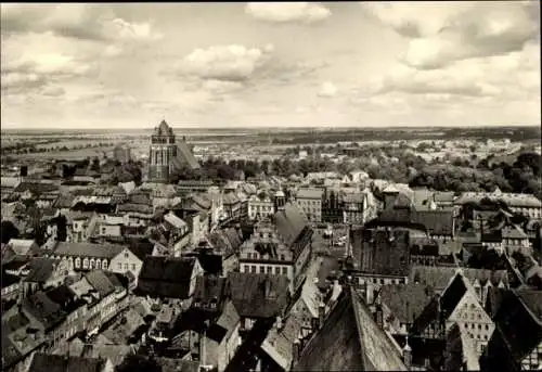 Ak Hansestadt Greifswald, Luftaufnahme einer Stadt, Wolken, Türme, historische Gebäude