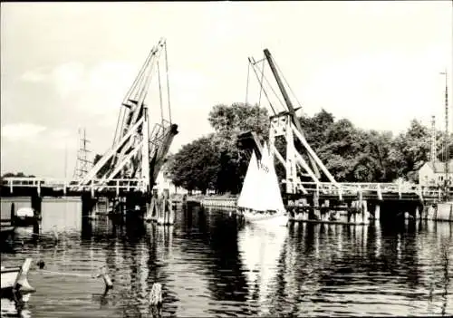 Ak Wieck Eldena Greifswald, Segelboot, Wiecker Brücke, Wasserlandschaft, historische Brücke