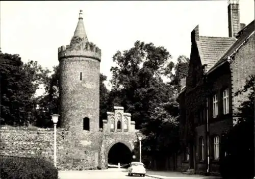 Ak Neubrandenburg in Mecklenburg, Fangelturm, historische Gebäude, Straßenansicht, Baumkulisse...