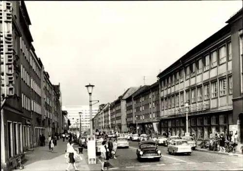 Ak Neubrandenburg in Mecklenburg, Turmstraße, Autos, Passanten