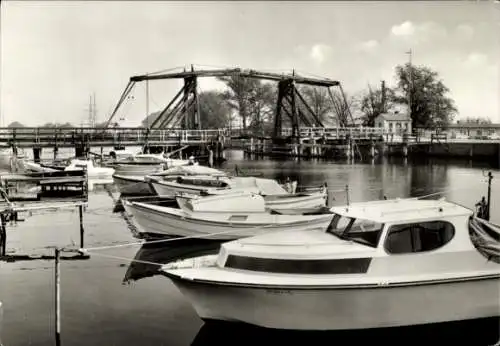 Ak Wieck Eldena Greifswald, Brücke, Boote im Hafen, ruhige Wasseroberfläche, Bäume im Hintergrund