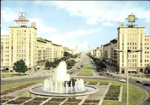 Ak Berlin Friedrichshain, Brunnen, Strausberger Platz, Gebäude, Straßenansicht, DDR