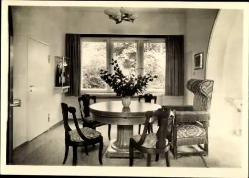Ak Insel Hiddensee in der Ostsee, Esszimmer mit Tisch, Stühlen, großem Fenster, Blumenarrangement