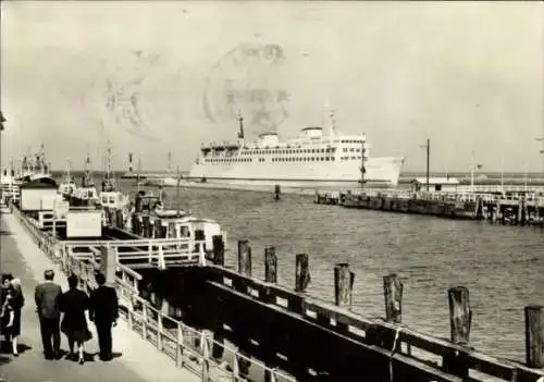 Ak Ostseebad Warnemünde Rostock, Hafen, Passagierschiff, Fußgänger, Hafenpromenade