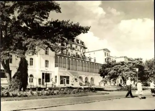 Ak Ostseebad Heringsdorf auf Usedom, FDGB-Heim Solidarität, Ostseebad  Gartenanlage, Spaziergä...