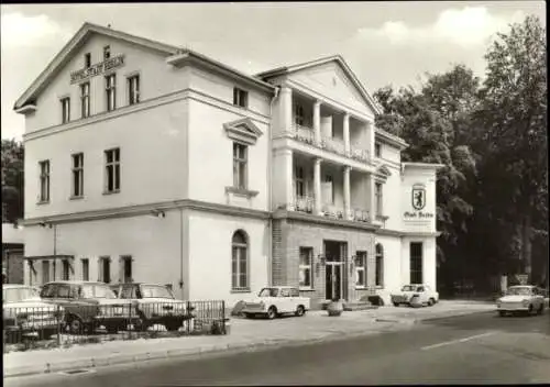 Ak Ostseebad Heringsdorf auf Usedom, Hotel Stadt Berlin, Architektur, 2 Etagen, 2 Autos sichtbar