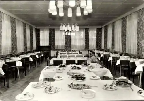Ak Ostseebad Ahlbeck auf Usedom, Großer Speisesaal, Tische mit Essen, traditioneller Speiseraum