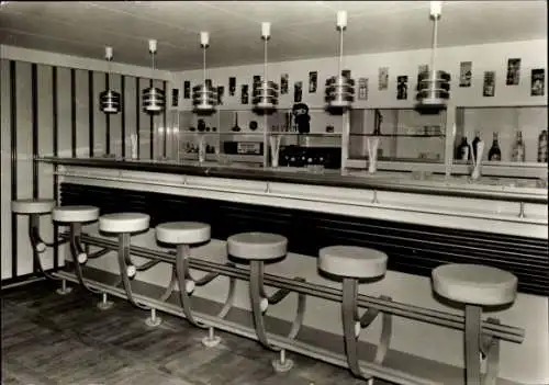 Ak Ostseebad Ahlbeck auf Usedom, Modern eingerichtete Bar, Stühle, Theke, Beleuchtung, Schwarz...