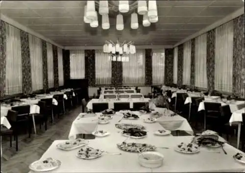 Ak Ostseebad Ahlbeck auf Usedom, Großer Speisesaal mit Tischen, Essen auf Tischen, Fenster mit...