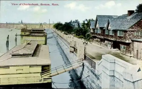Ak Boston Massachusetts USA, Ansicht von Charlesbank, Wasserseite, Häuser, Brücke, Menschen