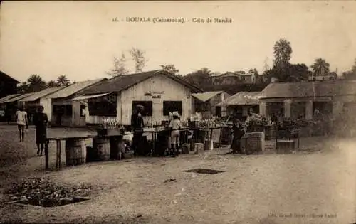 Ak Douala Duala Kamerun, Markt mit Verkaufsständen, Menschen, Gebäude