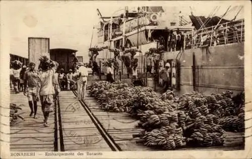 Ak Douala Duala Kamerun, Frauen und Männer beim Beladen von Bananen auf einem Schiff, Hafen