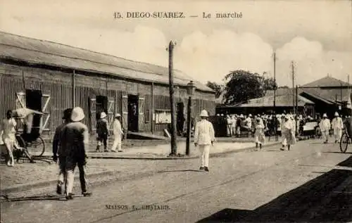 Ak Diego Suarez Antsiranana Madagaskar, Marktszene, Gebäude, viele Menschen, Fahrräder