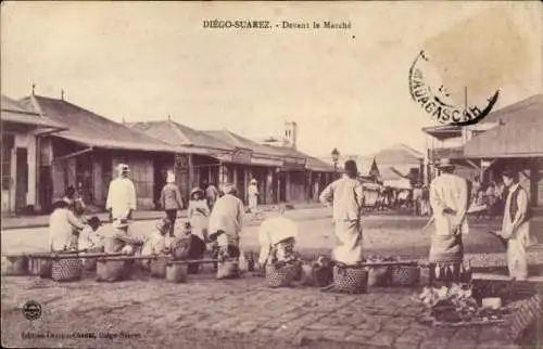 Ak Diego Suarez Antsiranana Madagaskar, Marktszene, Menschen mit Waren, Gebäude im Hintergrund