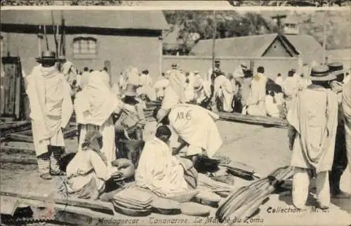 Ak Antananarivo Tananarive Madagaskar, Marktszene, Menschen in traditionellen Kleidern, Händle...