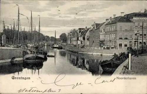 Ak Groningen Niederlande, Hafenpromenade, Segelboote, historische Architektur, ruhige Wasserfl...
