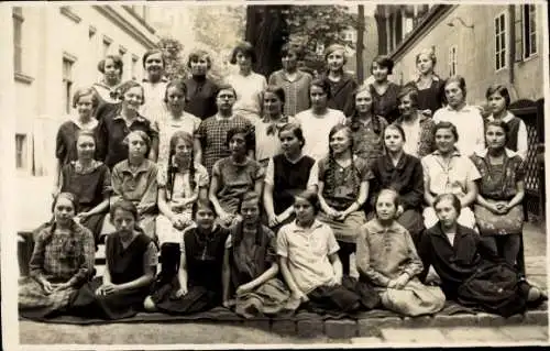 Ak Wien 1 Innere Stadt, Gruppenfoto von Schülerinnen, 3. Klasse, Kleine Bürgerschule, 1930er J...