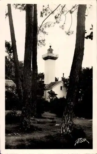 Ak Île de Noirmoutier Vendée, Leuchtturm, Bäume im Vordergrund, Schwarz-Weiß Fotografie