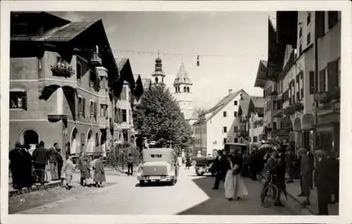 Ak Kitzbühel in Tirol, Straßenansicht, historische Gebäude, Menschen auf der Straße, Auto