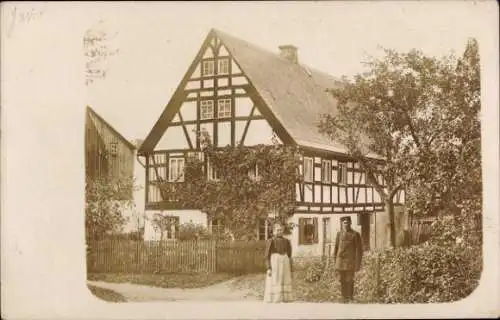 Ak Ohorn in Sachsen, Fachwerkhaus, mehrere Bäume, zwei Personen