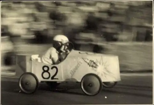 Foto In großer Fahrt, Seifenkistenrennen, Wagen 82