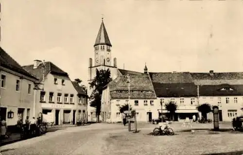 Ak Wittichenau in der Oberlausitz, Marktplatz, Kirche, historische Gebäude, Fahrräder, schwarz...