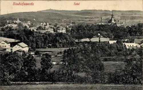 Ak Bischofswerda in Sachsen, Panoramaansicht, Stadtansicht, Bäume im Vordergrund, Kirche, hüge...