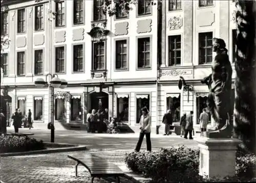 Ak Dresden Altstadt Friedrichstadt, Schwarz-Weiß-Bild, monumentale Statue, historische Gebäude...