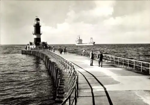 Ak Ostseebad Warnemünde Rostock, Mole, Leuchtturm, Frachtschiff