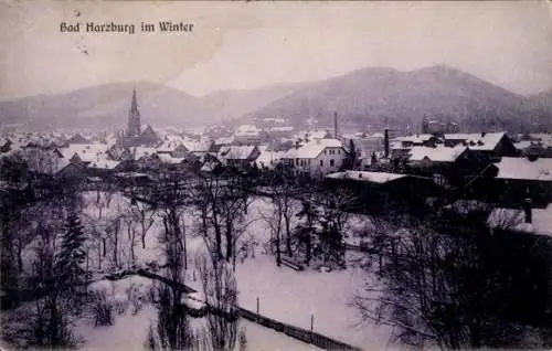 Ak Bad Harzburg am Harz, Winterlandschaft, verschneite Dächer, Kirche, Berge